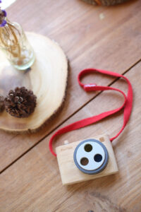 ⁦חבילת מכשירים מעץ - מצלמה צבעונית ופלאפון⁩ – תמונה ⁦6⁩