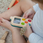 ⁦חבילת מכשירים מעץ - מצלמה צבעונית ופלאפון⁩ – תמונה ⁦3⁩