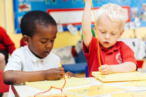 ⁦ערכת ציור שרוכים עם כרטיסי צורות (35 חלקים)⁩ – תמונה ⁦3⁩