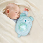 ⁦מומו מחבק ומנגן שמנת מבית HAPE⁩ – תמונה ⁦6⁩