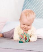 ⁦צעצוע רעשן אחיזת תפוח Hape⁩ – תמונה ⁦3⁩