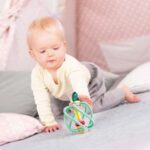 ⁦צעצוע רעשן אחיזת תפוח Hape⁩ – תמונה ⁦4⁩