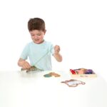 ⁦משחק השחלה וחוטים - Melissa & Doug⁩ – תמונה ⁦4⁩