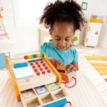 ⁦קופה עשירה ורושמת מעץ Hape⁩ – תמונה ⁦3⁩