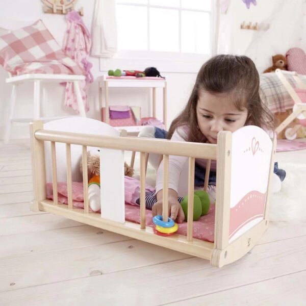⁦עריסה מעץ לבובה - Hape⁩ – תמונה ⁦5⁩