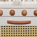 ⁦מטבח רטרו מעץ לילדים – דגם לירון וינטג’⁩ – תמונה ⁦2⁩