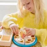 ⁦ערכה מעץ להכנת עוגת יום הולדת – Melissa & Doug⁩ – תמונה ⁦5⁩