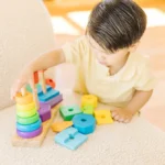 ⁦מגדל השחלה מעץ – צורות גיאומטריות Melissa & Doug⁩ – תמונה ⁦3⁩