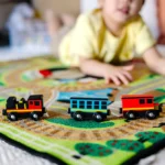 ⁦שטיח רכבת עם קרונות עץ – Melissa & Doug⁩ – תמונה ⁦3⁩