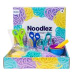 ⁦Noodlez – משחק סנסורי נודלס – מארז 300 גרם – 3 צבעים + כלים וקעריות מיון⁩ – תמונה ⁦2⁩