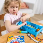 ⁦ערכת עזרה ראשונה עם פלסטרים לשמוש חוזר | Melissa & Doug⁩ – תמונה ⁦2⁩