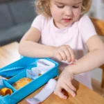 ⁦ערכת עזרה ראשונה עם פלסטרים לשמוש חוזר | Melissa & Doug⁩ – תמונה ⁦4⁩