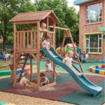 ⁦מגדל משחק מעץ עם מגלשה, ארגז חול ונדנדת כפולה⁩ – תמונה ⁦5⁩